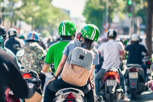 Silde - Điểm tin thị trường: Khách đi GrabBike dịp Tết phải trả thêm phụ phí 10.000-20.000 đồng