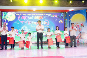 Hà Nội: Ấm áp “Đêm hội trăng rằm” xã Trần Phú tặng quà cho trẻ em có hoàn cảnh khó khăn Hà Nội: Ấm áp “Đêm hội trăng rằm” xã Trần Phú tặng quà cho trẻ em có hoàn cảnh khó khăn