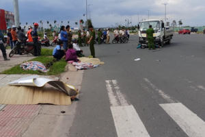 TP HCM: Xe tải va chạm xe máy văng hàng chục mét, 2 người tử vong tại chỗ