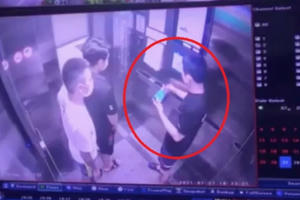 Video: Người đàn ông nhổ nước bọt vào khẩu trang rồi treo trong thang máy gây bức xúc