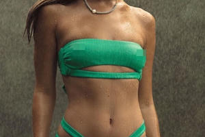 'Chân dài' 9x Carmella Rose khoe hình thể tuyệt mỹ