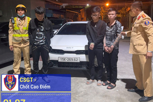 Ô tô bỏ chạy khi thấy chốt kiểm tra nồng độ cồn, CSGT truy đuổi phát hiện xe chở ma túy