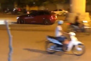 Phẫn nộ với tài xế Mazda 3 lượn lách, đánh võng, lao ngược chiều