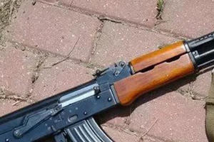 Bắt 2 đối tượng dùng súng AK dọa bắn tài xế taxi cướp tài sản