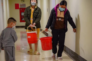 Cư dân bức xúc vì bị cắt nước khi dịch Covid-19 phức tạp