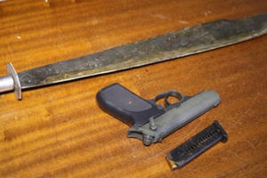 Hai nhóm giang hồ hẹn nhau đến quán nhậu, dùng kiếm và súng để giải quyết mâu thuẫn