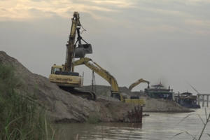 Hàng loạt bãi vật liệu xây dựng lộng hành trong mùa lũ ở Bắc Từ Liêm