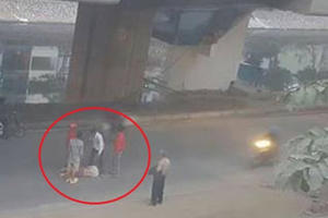 Hà Nội: 1 người đàn ông rơi từ nhà ga đường sắt trên cao xuống đường