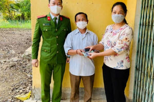 Người cha nghèo mừng rơi nước mắt khi nhận lại toàn bộ số tiền đánh rơi