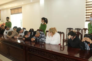 Bắt quả tang 8 nam, 4 nữ sử dụng ma túy trong quán Karaoke