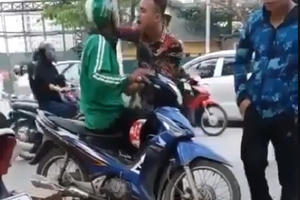 [Clip]: Nam thanh niên hung hăng chửi bới, đánh tài xế Grab