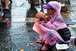 Ép trẻ em ăn xin, bán hàng rong để trục lợi bị xử phạt thế nào?