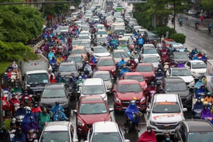 Dòng xe ùn dài từ đường trên cao xuống mặt đất ở Hà Nội