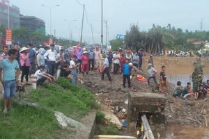 Quảng Ninh: Ba học sinh bị nước lũ cuốn xuống cống, một em mất tích