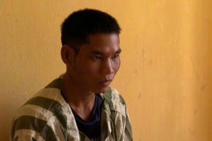 Khởi tố, bắt tạm giam gã chồng tạt xăng vào người vợ đang đun bếp Khởi tố, bắt tạm giam gã chồng tạt xăng vào người vợ đang đun bếp