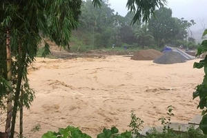 Thanh Hóa: Mưa lũ cô lập miền núi, lúa ngập trắng đồng