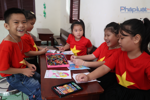 Nụ cười trẻ thơ trên đảo Trường Sa