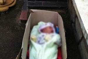 Phát hiện cháu bé bị bỏ rơi trước nhà người dân