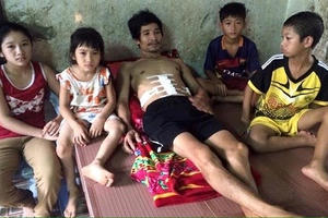 Lời khẩn cầu cứu cha đẫm nước mắt của 4 trẻ mồ côi mẹ