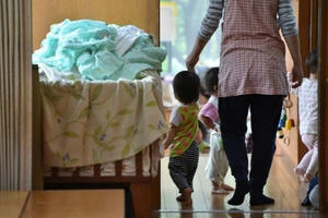 Nhật bản: Cho con đi nhà trẻ, cha mẹ như chơi xổ số