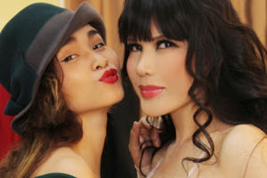 Nhật Hạ thân thiết với Đồng Lan trong show The Rainbow Nhật Hạ thân thiết với Đồng Lan trong show The Rainbow