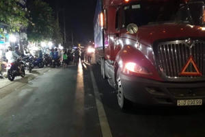 Bình Dương: Tông đuôi xe container, nam thanh niên tử vong tại chỗ