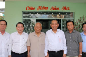 Phó Thủ tướng thăm nguyên lãnh đạo Đảng, Nhà nước và các gia đình chính sách Phó Thủ tướng thăm nguyên lãnh đạo Đảng, Nhà nước và các gia đình chính sách