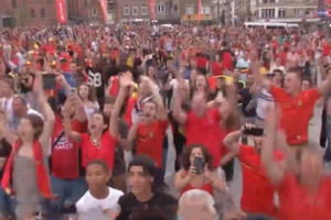 Cổ động viên Bỉ "nổ tung" vì chiến thắng trước Brazil