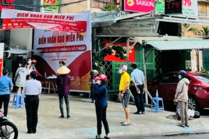 Máy ATM gạo cho người nghèo giữa tâm dịch Covid-19 Máy ATM gạo cho người nghèo giữa tâm dịch Covid-19