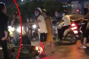 Bà bầu 8 tháng bị hất ngã sấp mặt xuống đường sau va chạm giao thông