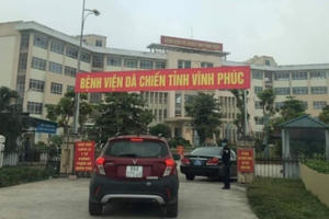 Vĩnh Phúc kịp thời truy bắt một bệnh nhân Covid-19 "trèo rào trốn viện"