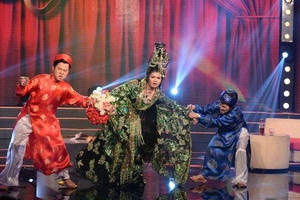 Bị co kéo trên sân khấu,Tú Sương phải dùng băng nẹp chân ở hậu trường