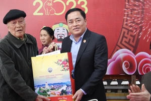 Chủ tịch UBND tỉnh Lạng Sơn Hồ Tiến Thiệu thăm, chúc tết, tặng quà người có công