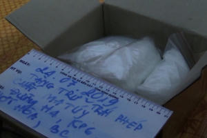 Bình Dương: Bắt 4 đối tượng thu giữ 1 khẩu súng và 900 gam ma túy đá