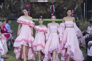 Thanh Hằng, H’Hen Niê, Lệ Hằng diễn vedette tại Pink Summer Fashion Kids