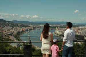 Hình ảnh ngọt ngào đến phát hờn của vợ chồng Hoa hậu Dương Thùy Linh tại trời Âu