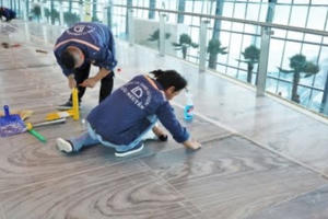 Nhà ga T3 sân bay Tân Sơn Nhất hết mái dột lại tới sàn lộ khe hở