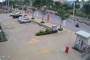 Hoảng hồn với clip xe bồn mất lái húc văng ô tô con hàng chục mét