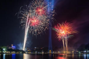 Lung linh sắc màu pháo hoa tại Hồ Gươm