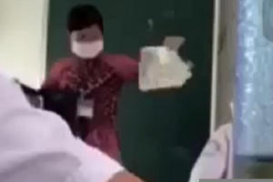 Thầy giáo tát học sinh, cô giáo thả sách vở xuống đất ngay trên bục giảng