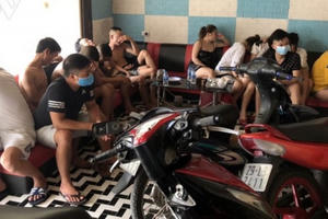 Hải Dương: Bắt quả tang 12 đối tượng tổ chức sử dụng ma túy trong quán karaoke giữa đại dịch Covid 19