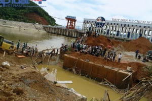 Tuyên Quang: Vụ sập cầu khiến 3 người mất tích, giàn giáo sơ sài như... giàn mướp