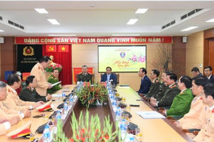 Bảo đảm trật tự, an toàn giao thông cho nhân dân vui Xuân, đón Tết Bảo đảm trật tự, an toàn giao thông cho nhân dân vui Xuân, đón Tết