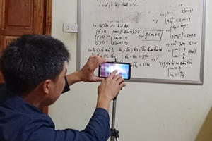 Giữa cơn bão Covid-19, thầy giáo tại Nghệ An quay video lên Youtube giúp học sinh ôn bài trong ngày nghỉ