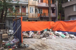 Núi rác bao trùm khu chung cư gây bức xúc