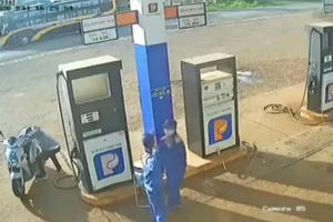 Đắk Lắk: Tìm người đàn ông nhặt cọc tiền của nhân viên cây xăng rồi bỏ đi