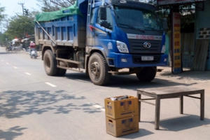 Quảng Nam: Bụi bặm, ồn ào do người dân chặn xe chở đất