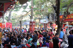 Giữa trưa 14/2, dòng người xếp hàng mua vàng ngày vía Thần tài vẫn đông nghịt