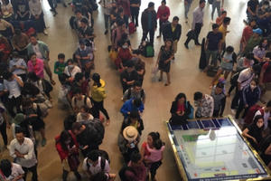 Người già trẻ nhỏ vạ vật chờ xe về nghỉ lễ