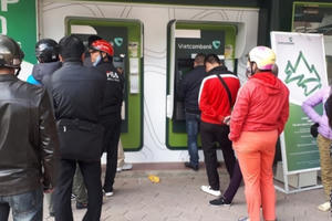 Đồng loạt tăng phí rút tiền ATM: Xem xét dấu hiệu vi phạm